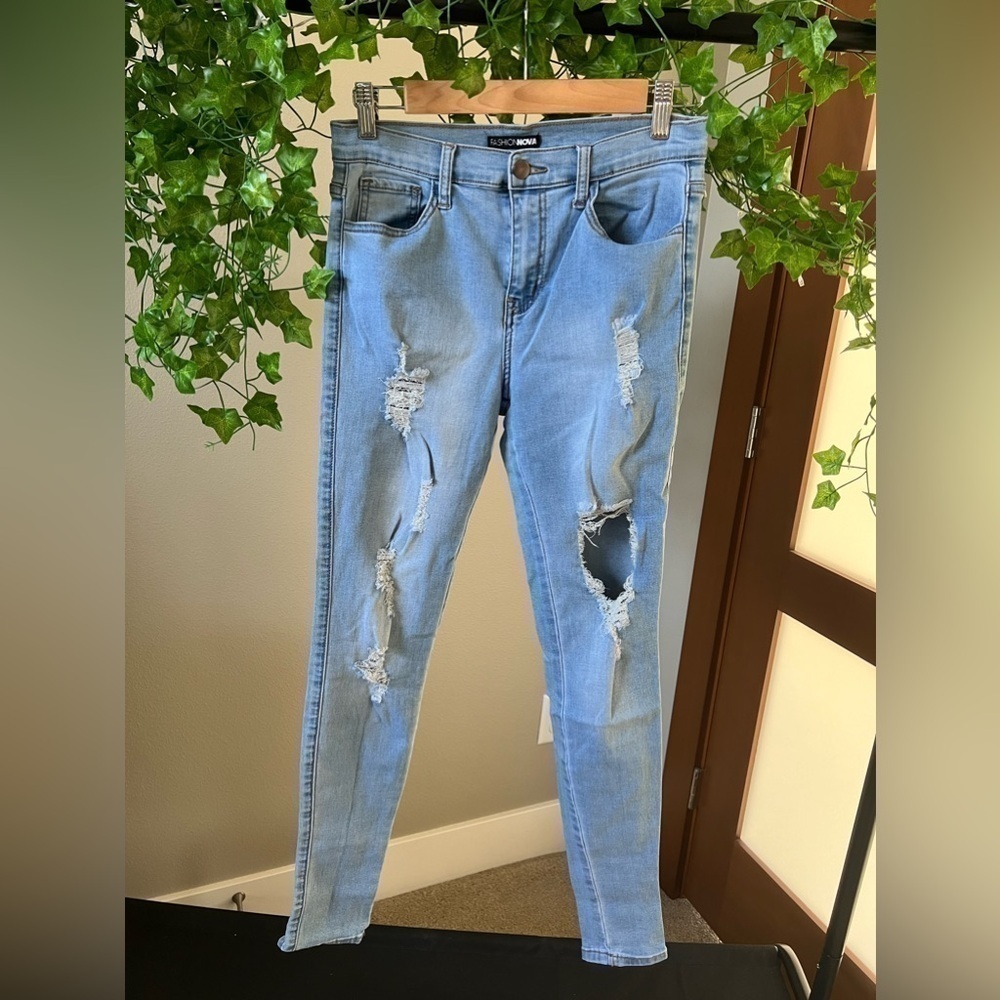 Light wash distressed high rise jeans size 7 Fashion Nova